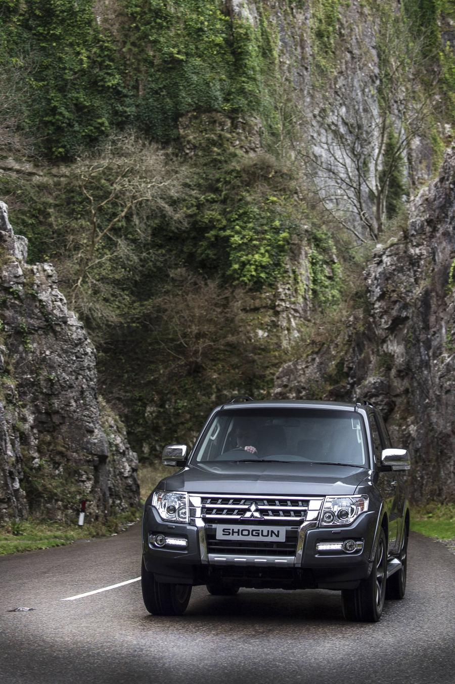  Mitsubishi Shogun SWB Barbarian 2015 года  (фото 16 из 22)